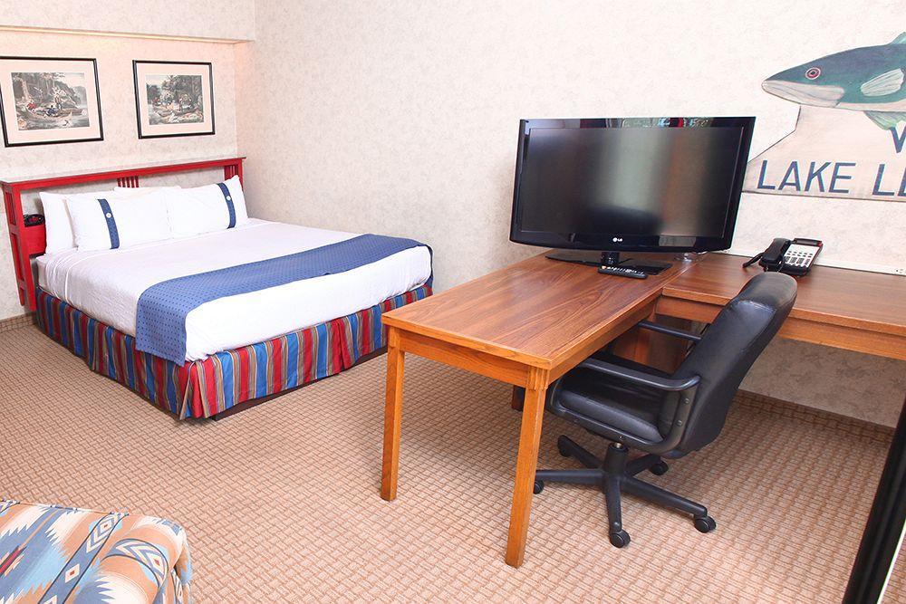 Wildwood Lodge & Suites Clive Bagian luar foto