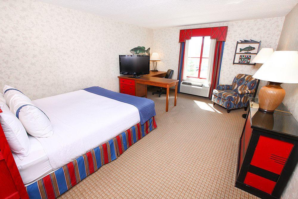 Wildwood Lodge & Suites Clive Bagian luar foto