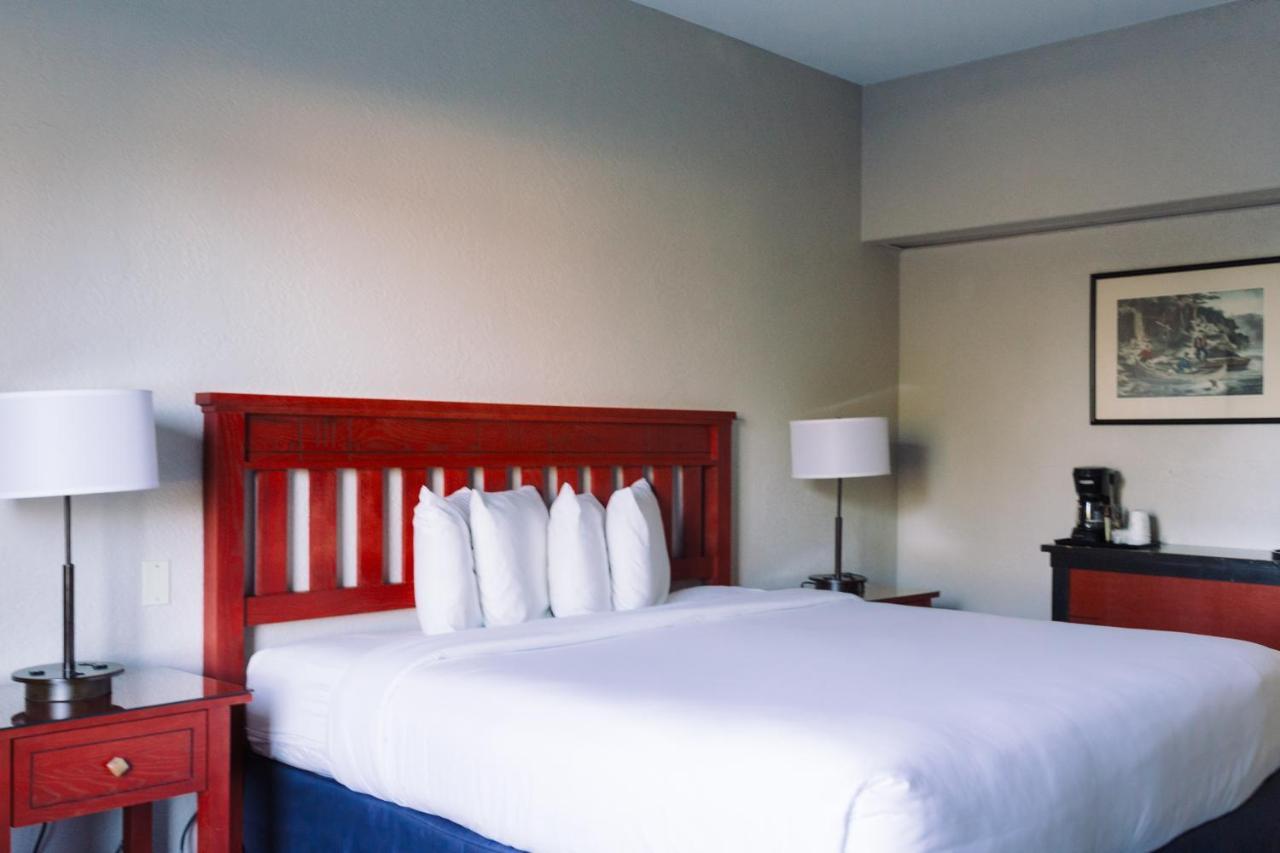 Wildwood Lodge & Suites Clive Bagian luar foto