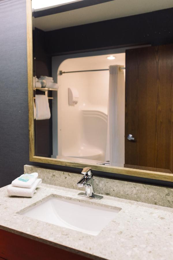 Wildwood Lodge & Suites Clive Bagian luar foto