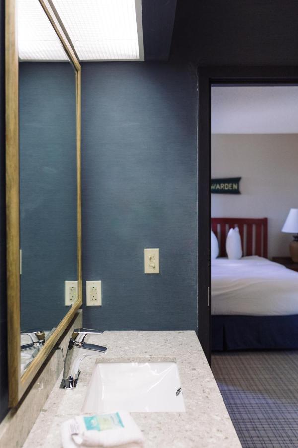 Wildwood Lodge & Suites Clive Bagian luar foto